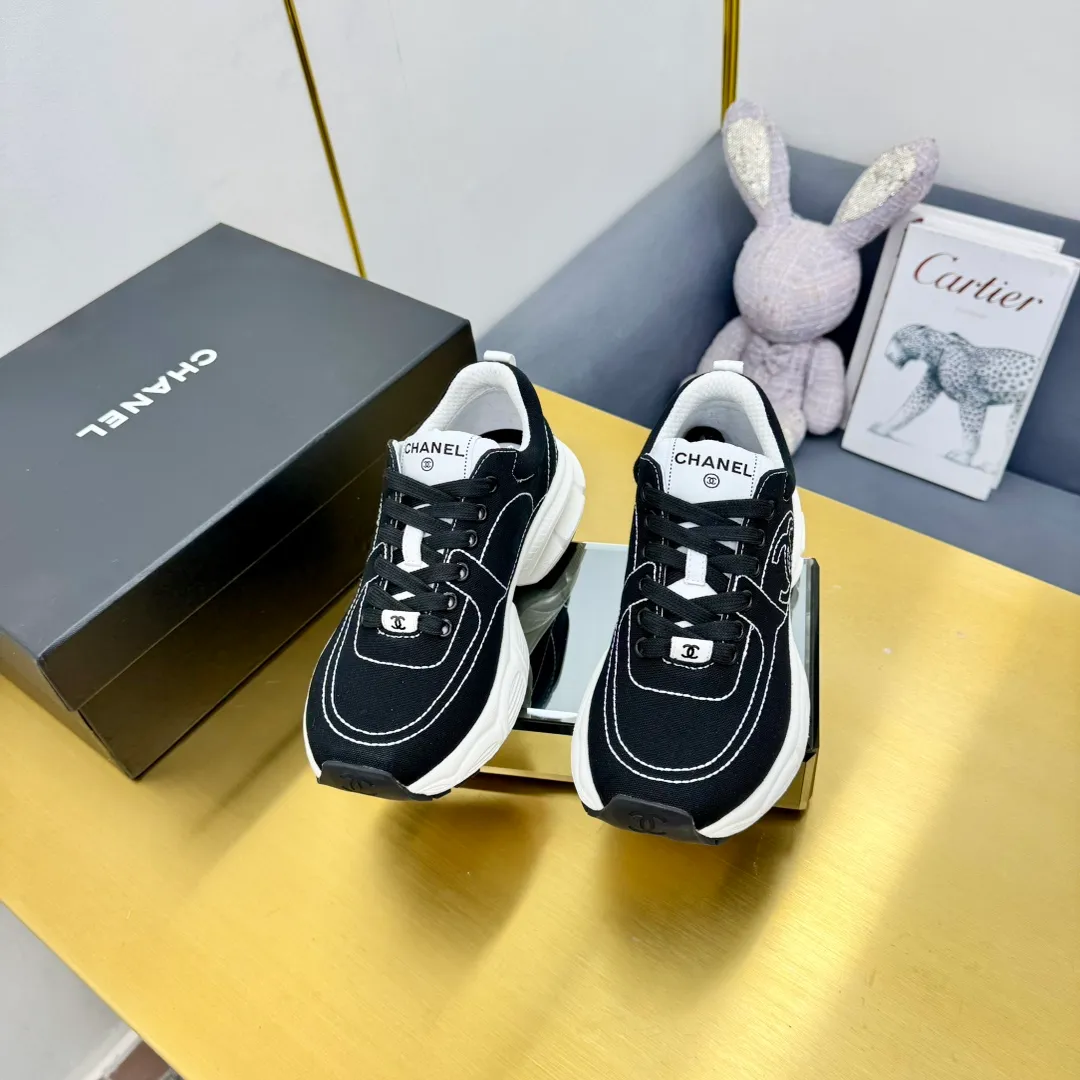 👟👟Ex-factory price 620👟👟 Upgraded version, upgraded version, upgraded version! No rebuttal accepted! ! ! ! Chanel Chanel dad shoes, couples' model for men and women - 2025 top casual sports shoes in the counter. This classic design; the upper is electro-embroidered with various techniques; ❷The inner lining is made of: original Yangli + net ❸The outsole is based on: the original TPU combination outsole. The full set of boutique packaging for women 35–41